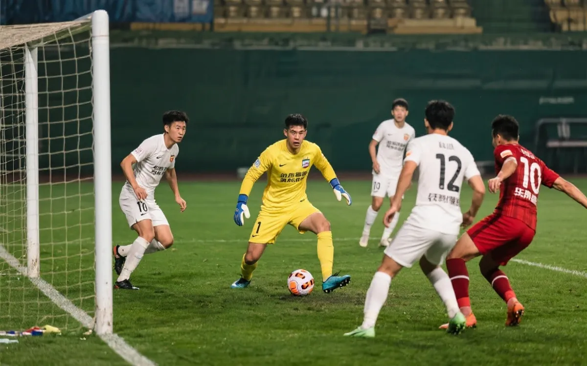 门将在禁区外参与传控，球队从后场组织出球的瞬间